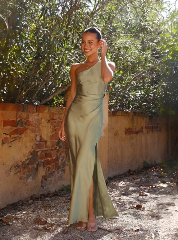 Vue complÚte d'une robe longue verte à une épaule pour femme