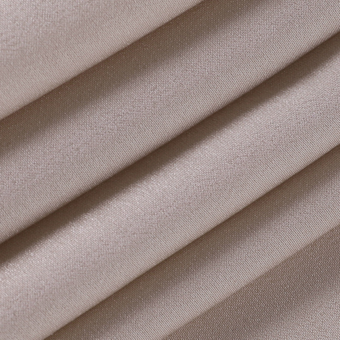 Vue de dos d'une robe beige pour femme avec fines bretelles