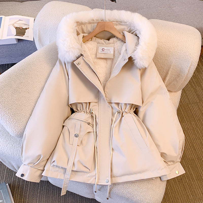 Parka d'hiver pour femme en beige avec col en fourrure et ceinture ajustable