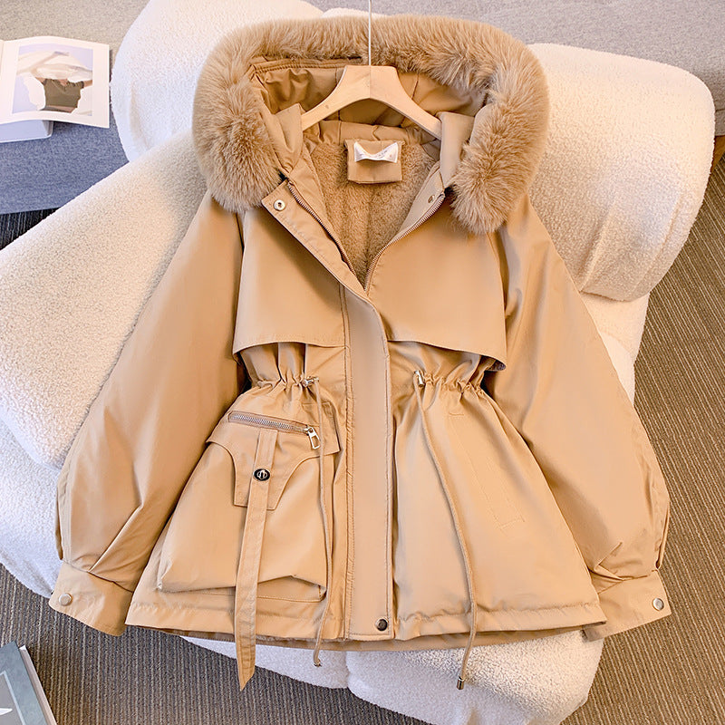 Parka d'hiver pour femme en beige clair avec ceinture et col en fourrure