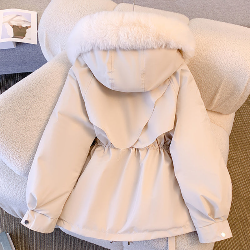 Parka d'hiver pour femme en blanc avec capuche en fourrure et poches pratiques