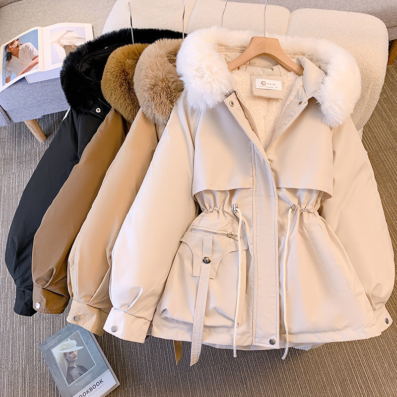 Variantes de parkas d'hiver pour femme en beige, marron et noir avec col en fourrure