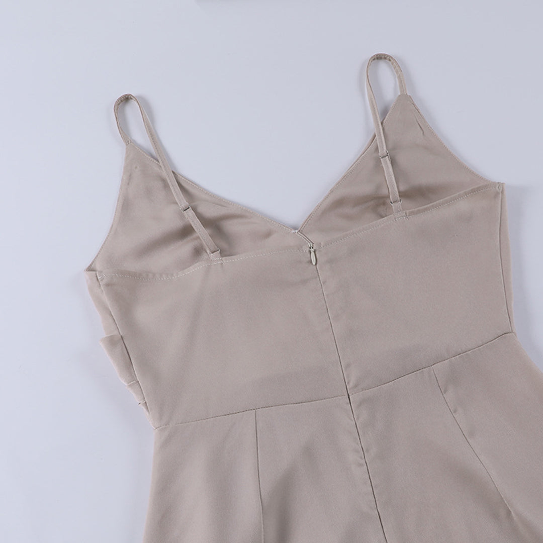 Détail des bretelles d'une robe longue beige pour femme