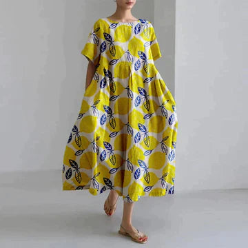 Robe longue jaune à imprimé de fleurs pour un look estival