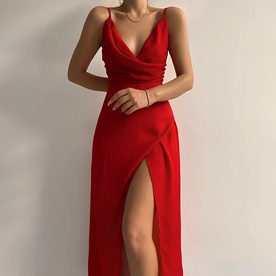 Robe longue rouge avec fente et décolleté sexy pour une soirée élégante