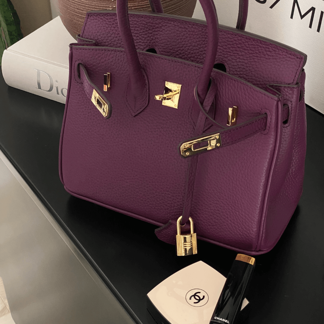 Sac à main en cuir violet avec fermoir doré